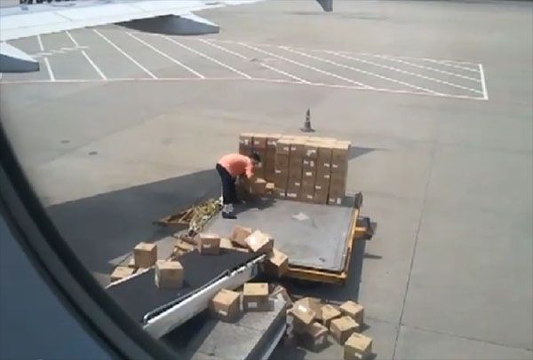 «Αστοχος» υπάλληλος αεροδρομίου προσφέρει θέαμα στους επιβάτες
