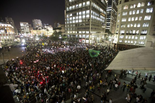 Χαιρετίζει τις συγκεντρώσεις στη Βραζιλία η πρόεδρος, επιμένουν οι διαδηλωτές