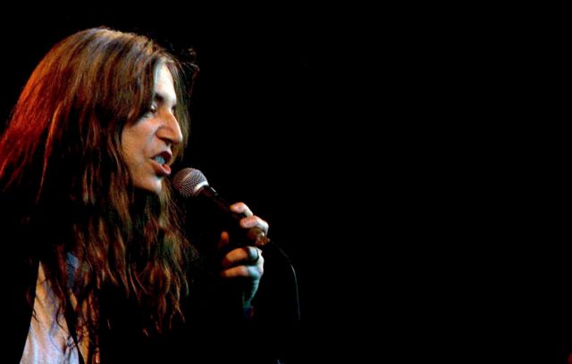 Η Πάτι Σμιθ κάτω από την Ακρόπολη το βράδυ του Σαββάτου