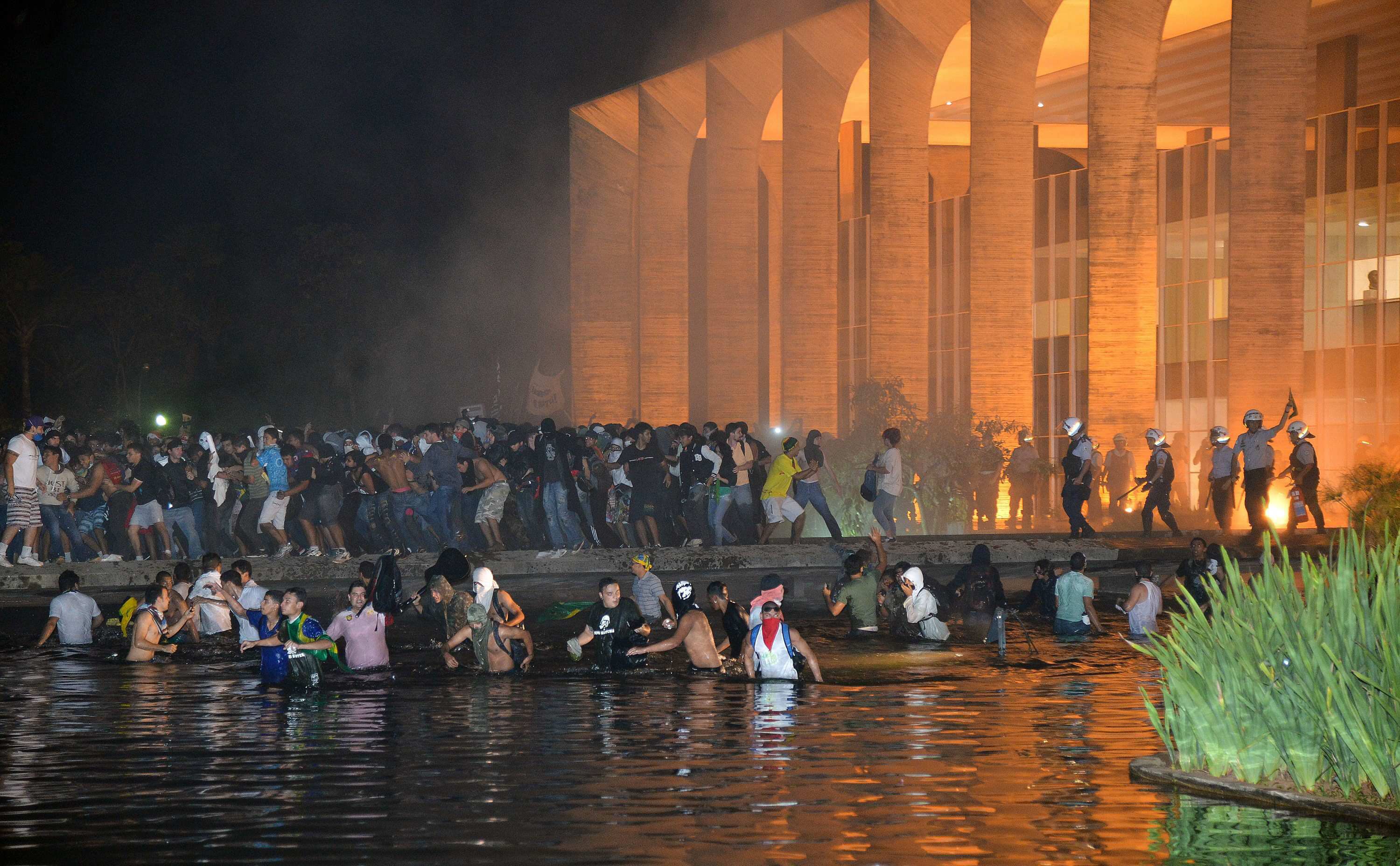 Νύχτα βίας και χάους στη Βραζιλία, νεκρός ένας διαδηλωτής