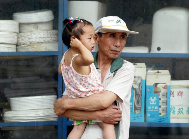Στα χέρια περαστικών δίχρονο κοριτσάκι που έπεσε από τον τέταρτο όροφο
