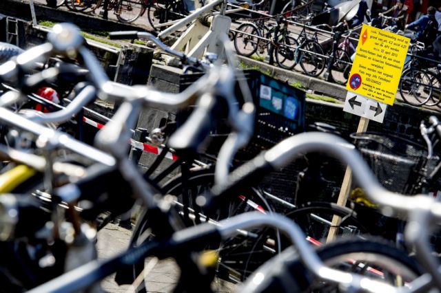 Κομφούζιο στους δρόμους του Άμστερνταμ από τα 880.000 ποδήλατα