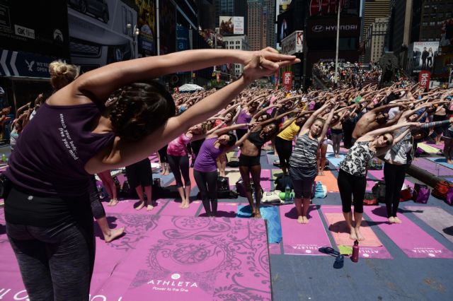 Με γιόγκα στην Times Square γιορτάστηκε η έναρξη του καλοκαιριού