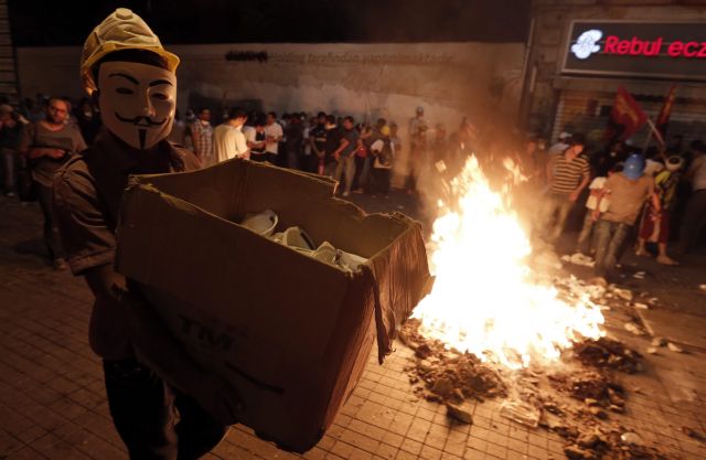 Τους διαδηλωτές διέλυσε από την πλατεία Ταξίμ η αστυνομία