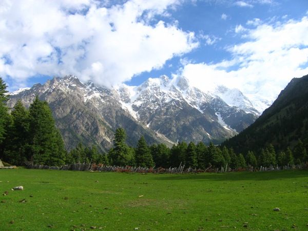 Εννέα ξένοι τουρίστες σκοτώθηκαν από πυρά ενόπλων στο Κασμίρ