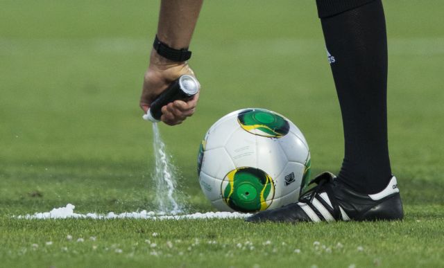 Γυναίκα από την Τανζανία παίζει μπάλα και βάζει τα… γυαλιά στον Μέσι