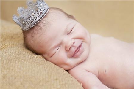 Τα μωρά γεννιούνται χαμογελαστά