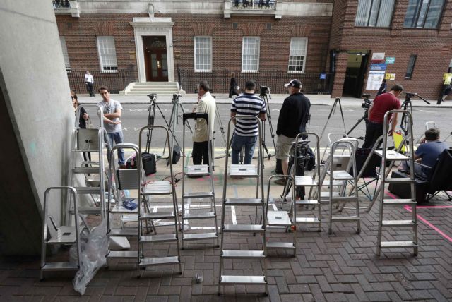 «Της κακομοίρας» έξω από το νοσοκομείο που θα γεννήσει η Κέιτ