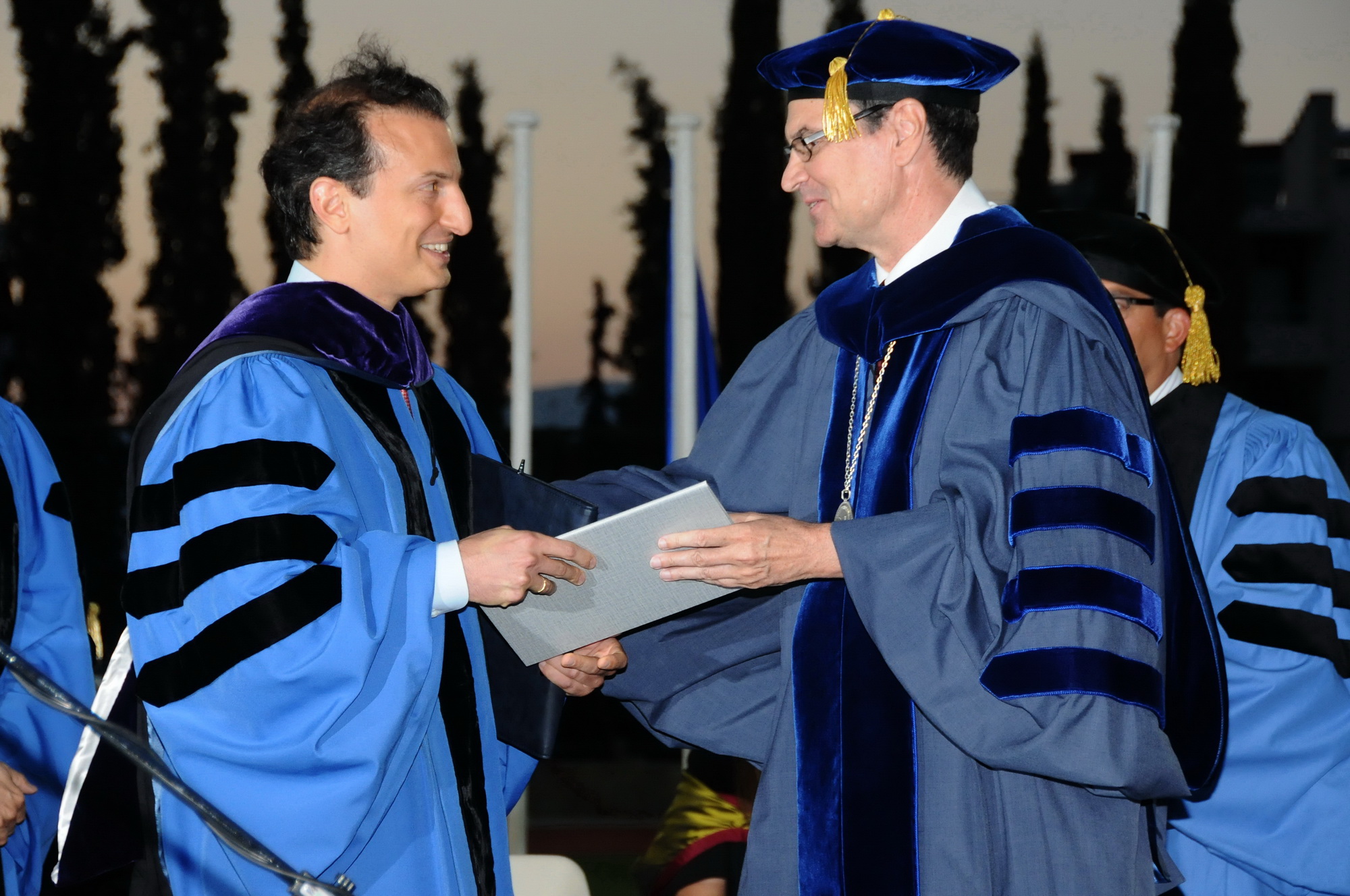 500 νέοι γιόρτασαν την αποφοίτησή τους στη μεγαλοπρεπή ετήσια τελετή του DEREE