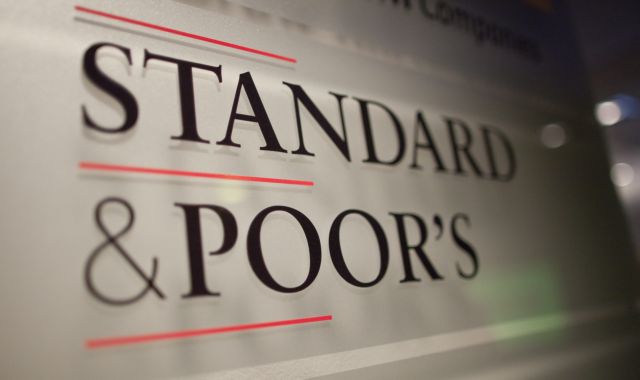 Υποβάθμιση τριών μεγάλων ευρωπαϊκών τραπεζών από την Standard & Poor’s