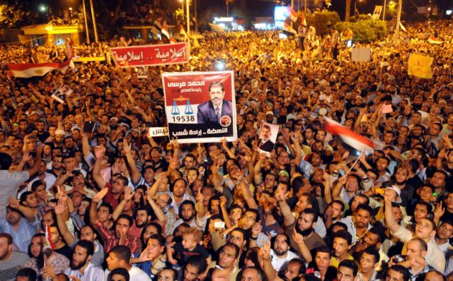 Δεν παραιτούμαι, δεν εκτελώ διαταγές, απαντά στον στρατό ο Μόρσι