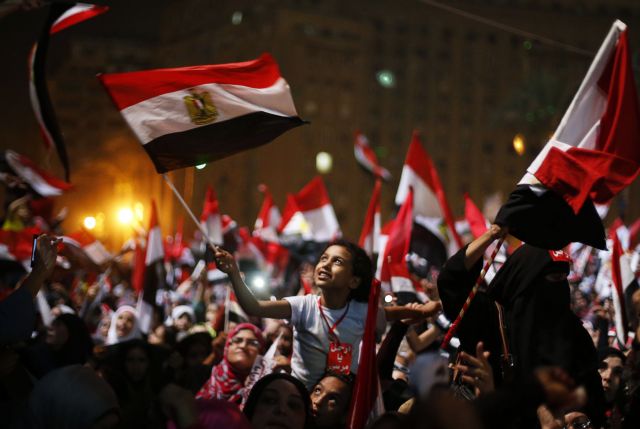Ο στρατός «ξήλωσε» τον Μόρσι και ανέστειλε την ισχύ του Συντάγματος