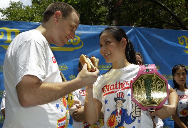 Πόσα hot dog μπορεί να καταβροχθίσει κανείς σε δέκα λεπτά;