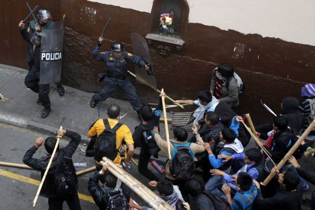 Δακρυγόνα και συγκρούσεις σε πορεία φοιτητών στο Περού