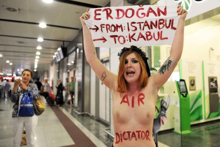 Ακτιβίστρια της Femen γυμνόστηθη κατά του Ερντογάν στην Κωνσταντινούπολη