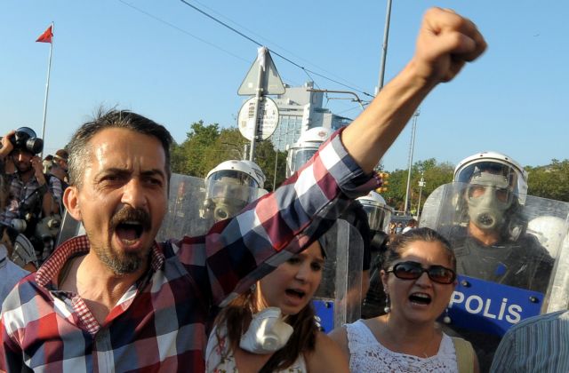 Συλλήψεις και επεισόδια στο Ταξίμ, νέα διαδήλωση διέλυσε η αστυνομία