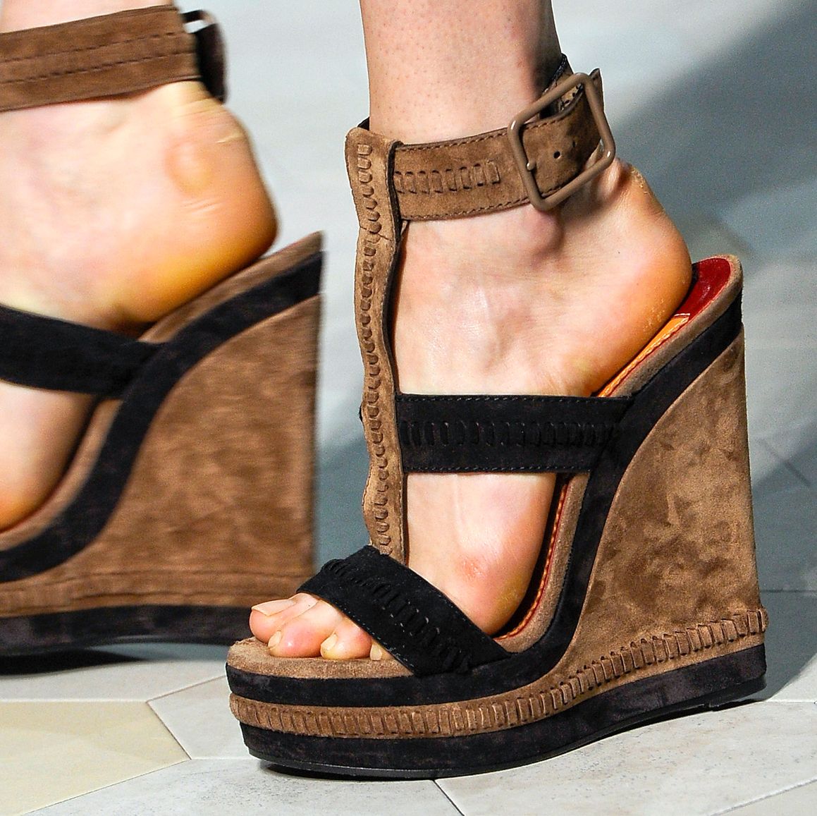 Πώς θα φορέσετε σωστά τις πλατφόρμες