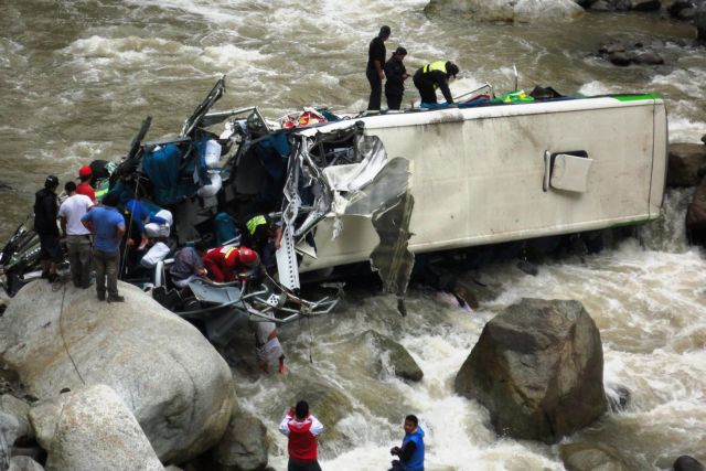 Τουλάχιστον 16 νεκροί από πτώση λεωφορείου σε γκρεμό στο Περού