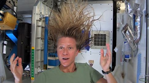 Πώς να λούσετε τα μαλλιά σας στο Διάστημα