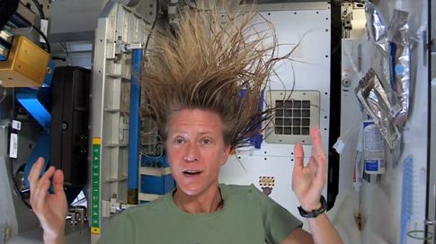 Πώς να λούσετε τα μαλλιά σας στο Διάστημα