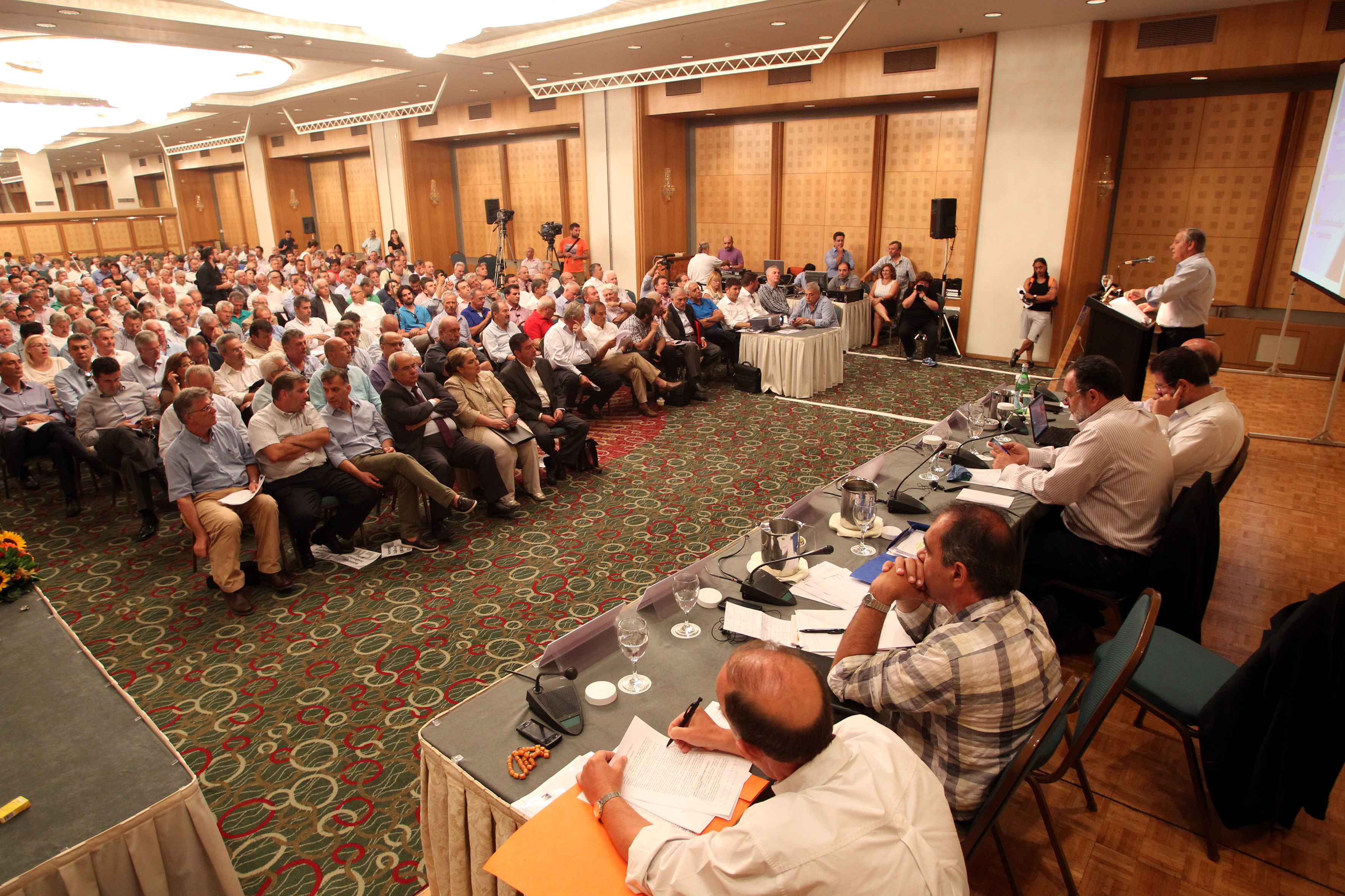 Με ομαδικές παραιτήσεις απαντούν οι δήμαρχοι στη διαθεσιμότητα