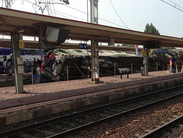 Σιδηροδρομική τραγωδία έξω από το Παρίσι με τουλάχιστον έξι νεκρούς