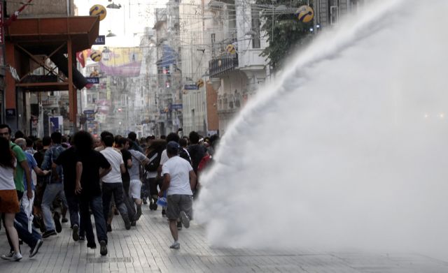 Δακρυγόνα και αντλίες νερού εναντίον πορείας προς το πάρκο Γκεζί