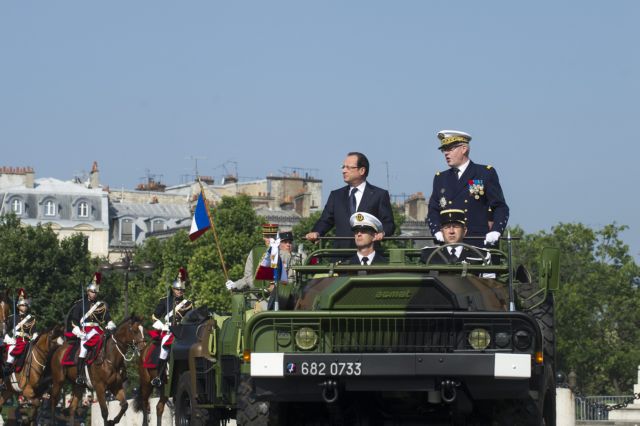 Η Γαλλία τιμά την Ημέρα της Βαστίλης στη σκιά της σιδηροδρομικής τραγωδίας