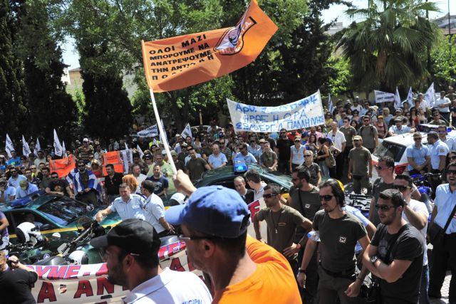 Μηχανοκίνητη πορεία δημοτικών αστυνομικών στο κέντρο της Αθήνας