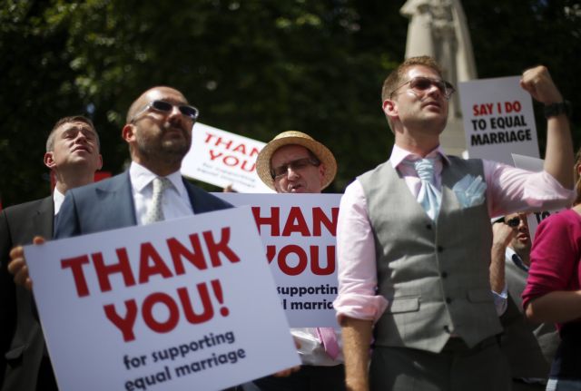 Νόμιμοι και επίσημα στη Βρετανία οι γάμοι ομοφυλόφιλων