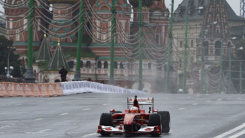Διαλύοντας μια Ferrari F60 F1 στη Μόσχα! Το νέο επίτευγμα του Κ. Kobayashi