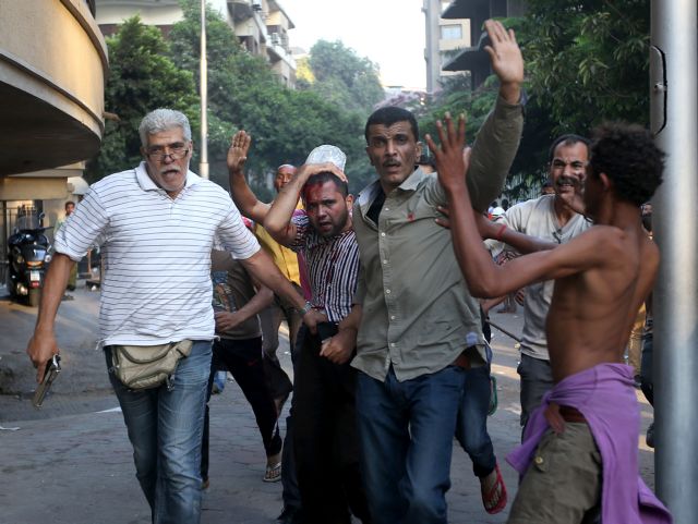 Αιματηρές συγκρούσεις, όπλα και δακρυγόνα κοντά στην πλατεία Ταχρίρ