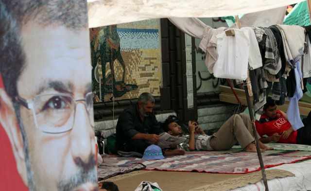 Νεκρός διαδηλωτής υπέρ του Μόρσι, αιματηρή επίθεση σε αστυνομικό τμήμα