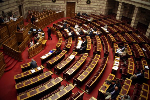 Υπερψηφίστηκε το νομοσχέδιο για τη λειτουργία των καταστημάτων τις Κυριακές
