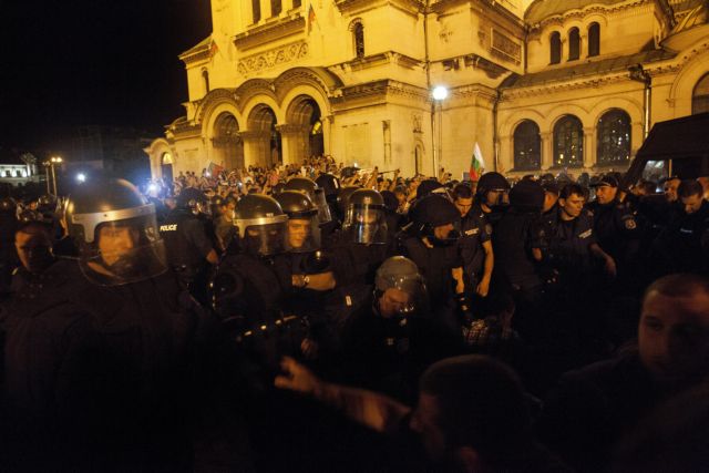 Πολιορκήθηκε από διαδηλωτές το Κοινοβούλιο της Σόφιας