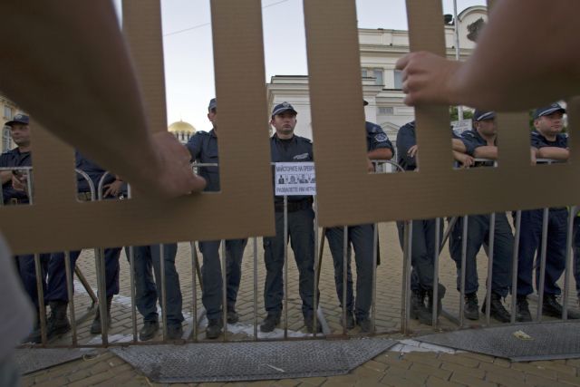 «Παραιτηθείτε» φωνάζουν ξανά στην κυβέρνηση οι διαδηλωτές στη Βουλγαρία