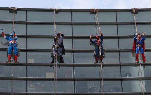 Σούπερμαν και Μπάτμαν καθαρίζουν τζάμια και σκορπίζουν χαμόγελα