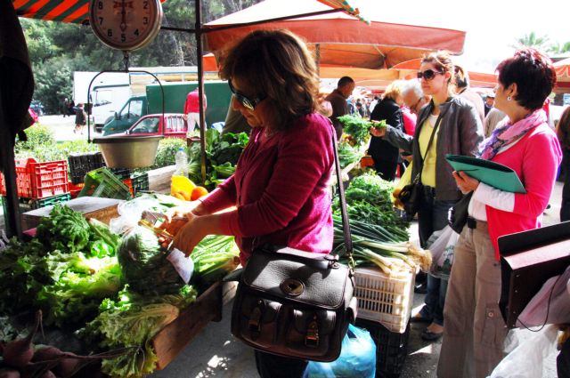 Τι ισχύει για την ανανέωση αδειών πωλητών σε λαΐκές αγορές