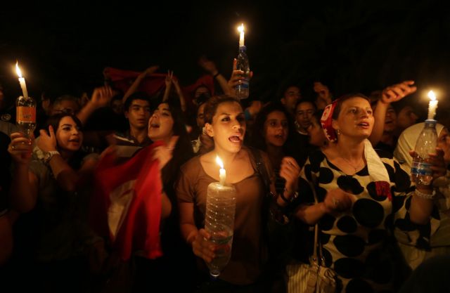 Ο στρατός απέκλεισε μια από τις κεντρικές πλατείες της Τύνιδας