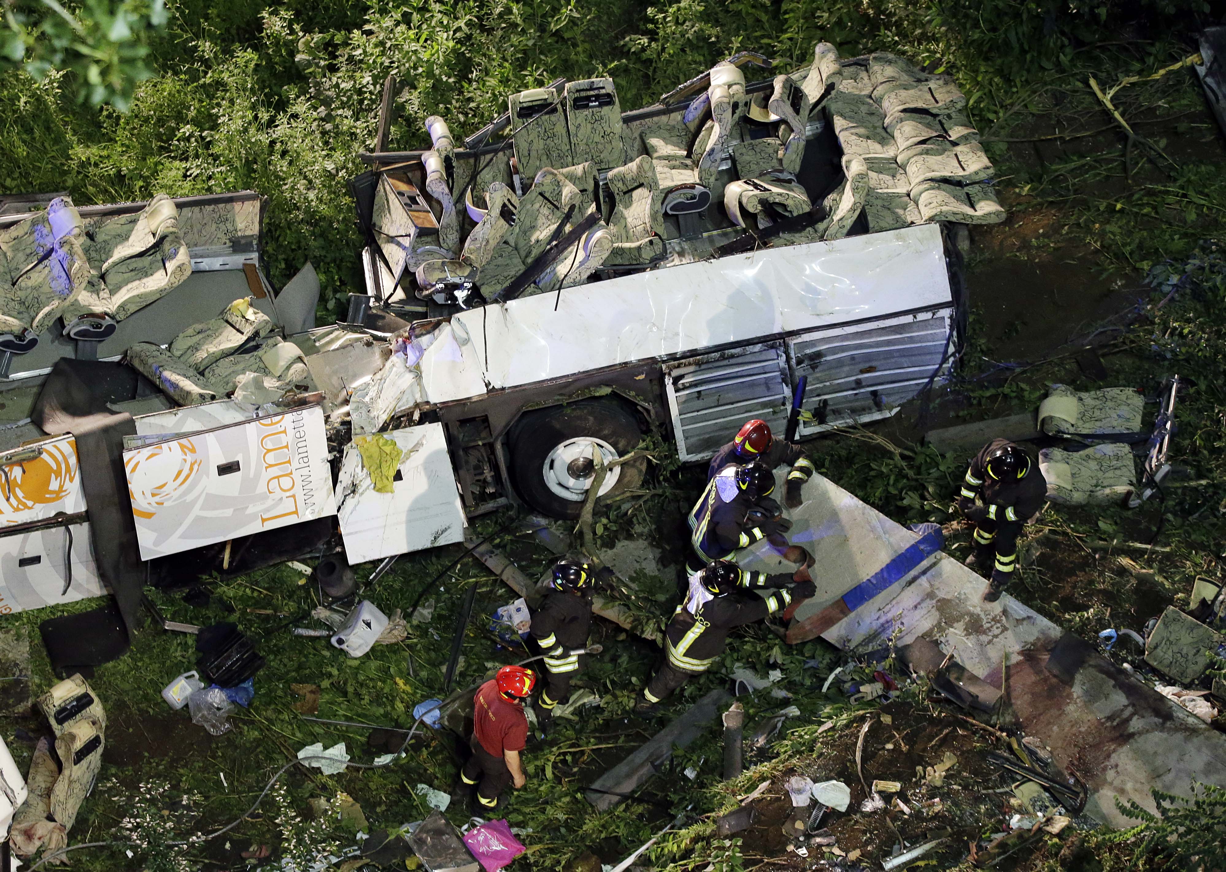 Tουλάχιστον 38 νεκροί από πτώση λεωφορείου σε χαράδρα στη νότια Ιταλία