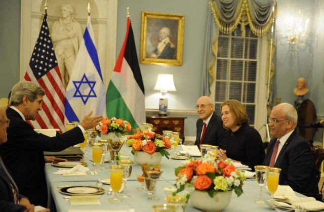 Eπαναλαμβάνουν τις συνομιλίες τους Ισραηλινοί-Παλαιστίνιοι