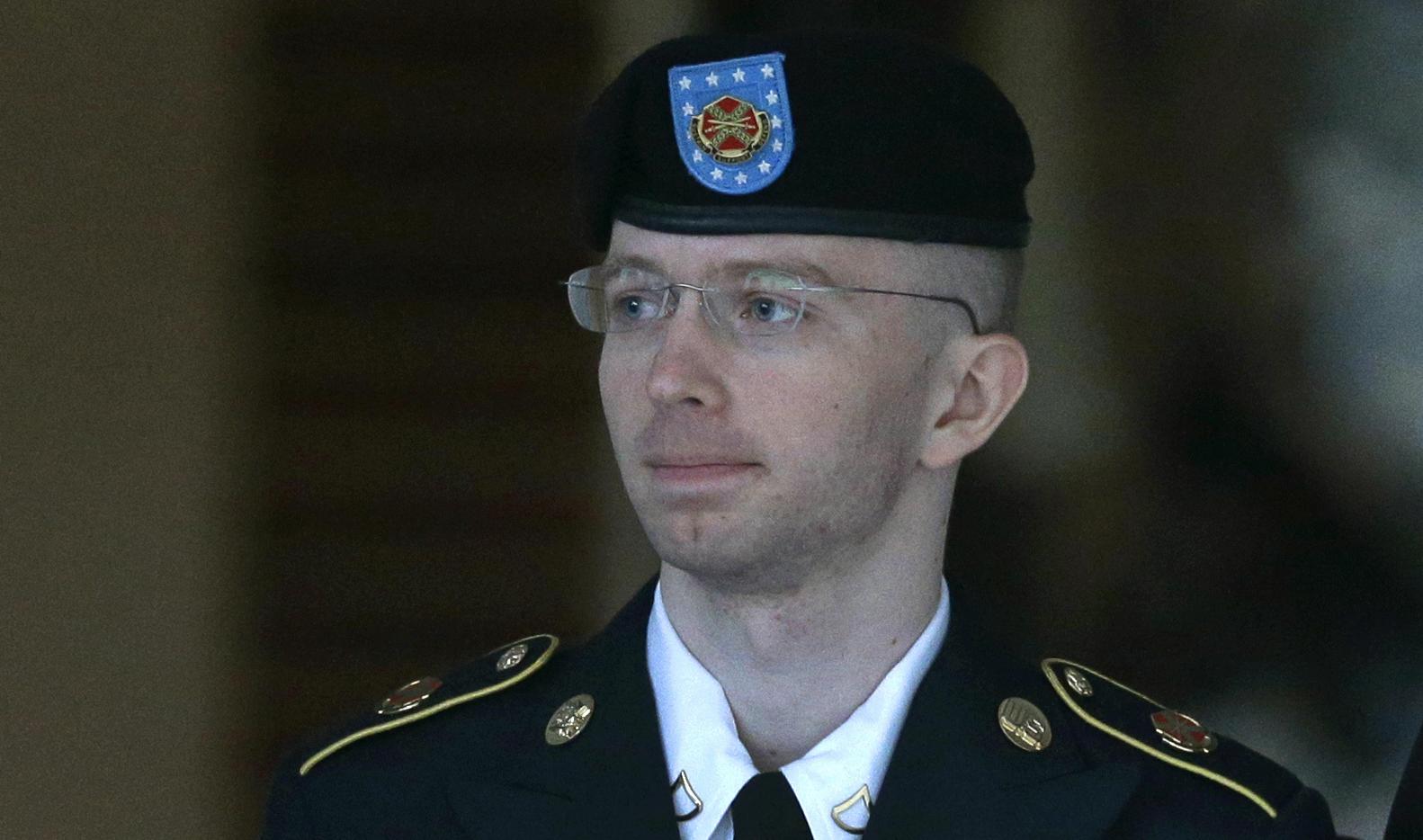 Αθώος για τη βοήθεια στον εχθρό, αλλά αντιμέτωπος με 130 χρόνια ο Μάνινγκ