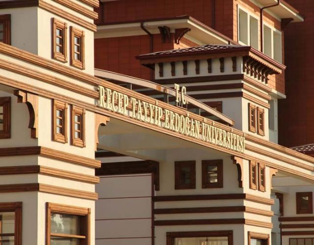 Αυτή κι αν είναι φωτογραφική προκήρυξη για προσλήψεις καθηγητών…