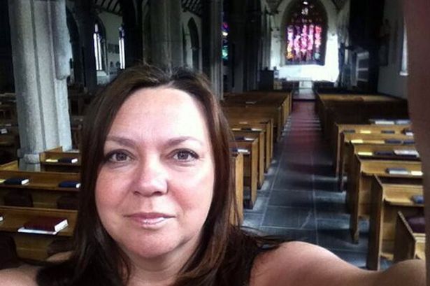 Kλειδώθηκε σε εκκλησία, ντράπηκε να πάρει την Αστυνομία και «τιτίβισε»