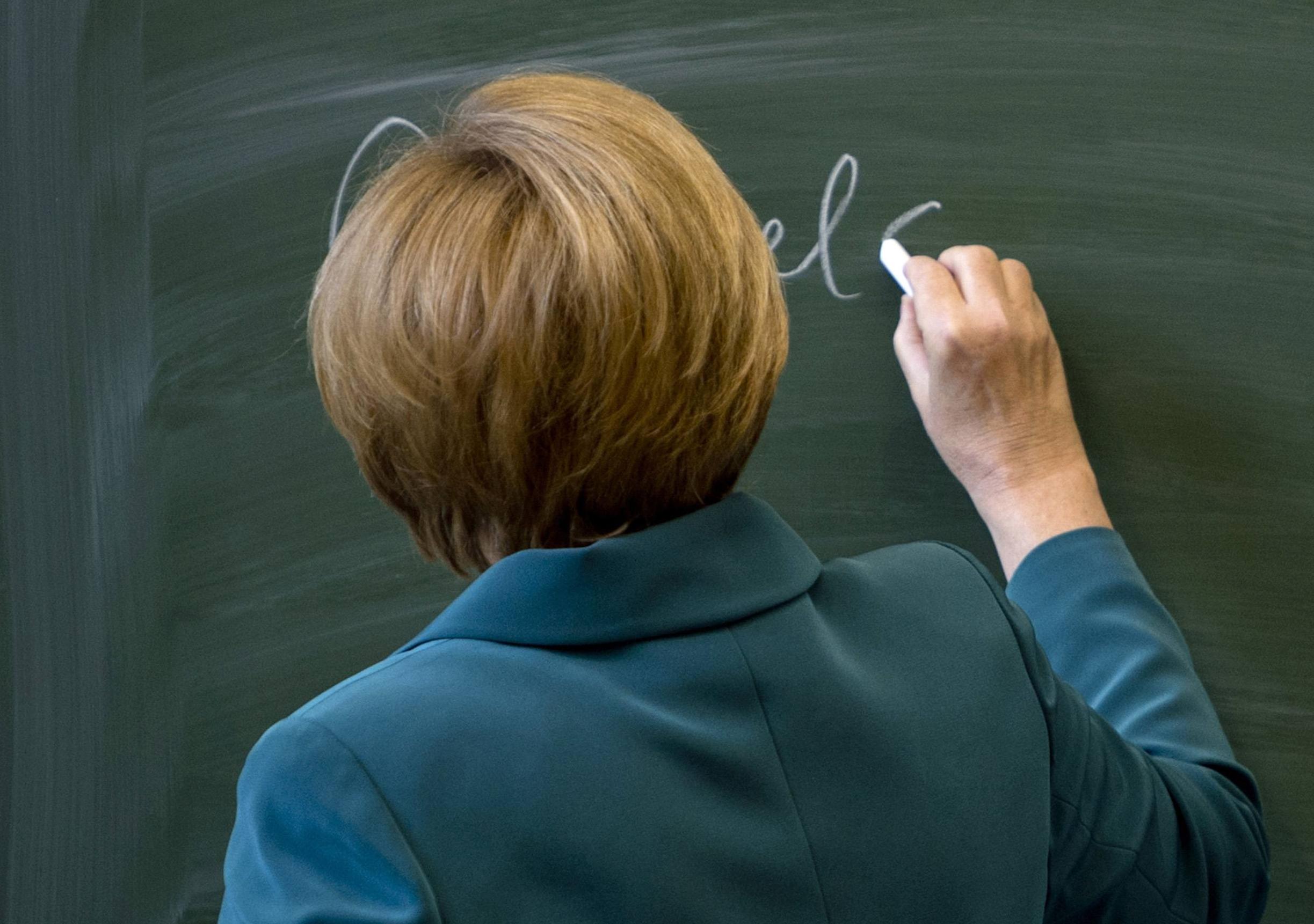 «Λίγο χρόνο στην Ελλάδα για να εξελιχθούν τα πράγματα» ζητά η Μέρκελ