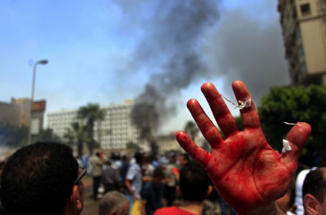 Ο φωτογραφικός φακός καταγράφει τη βουτιά της Αιγύπτου στο χάος