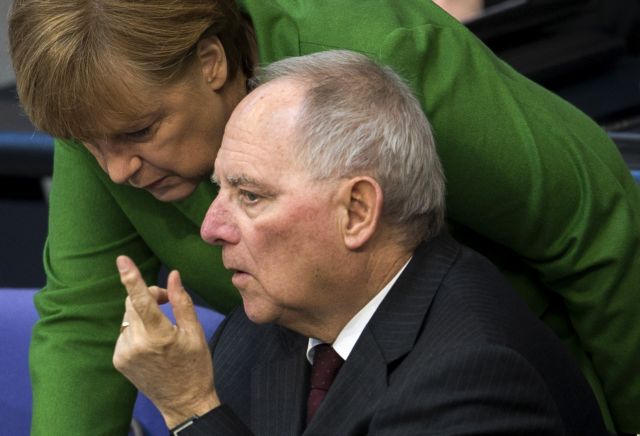 Επιμένουν τα σενάρια για κούρεμα του ελληνικού χρέους μετά τις γερμανικές εκλογές