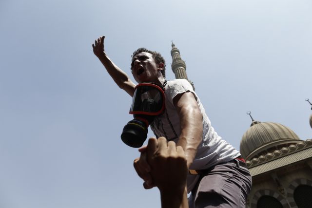 Στο χείλος της αβύσσου η Αίγυπτος, σφαίρες στο κέντρο του Καΐρου