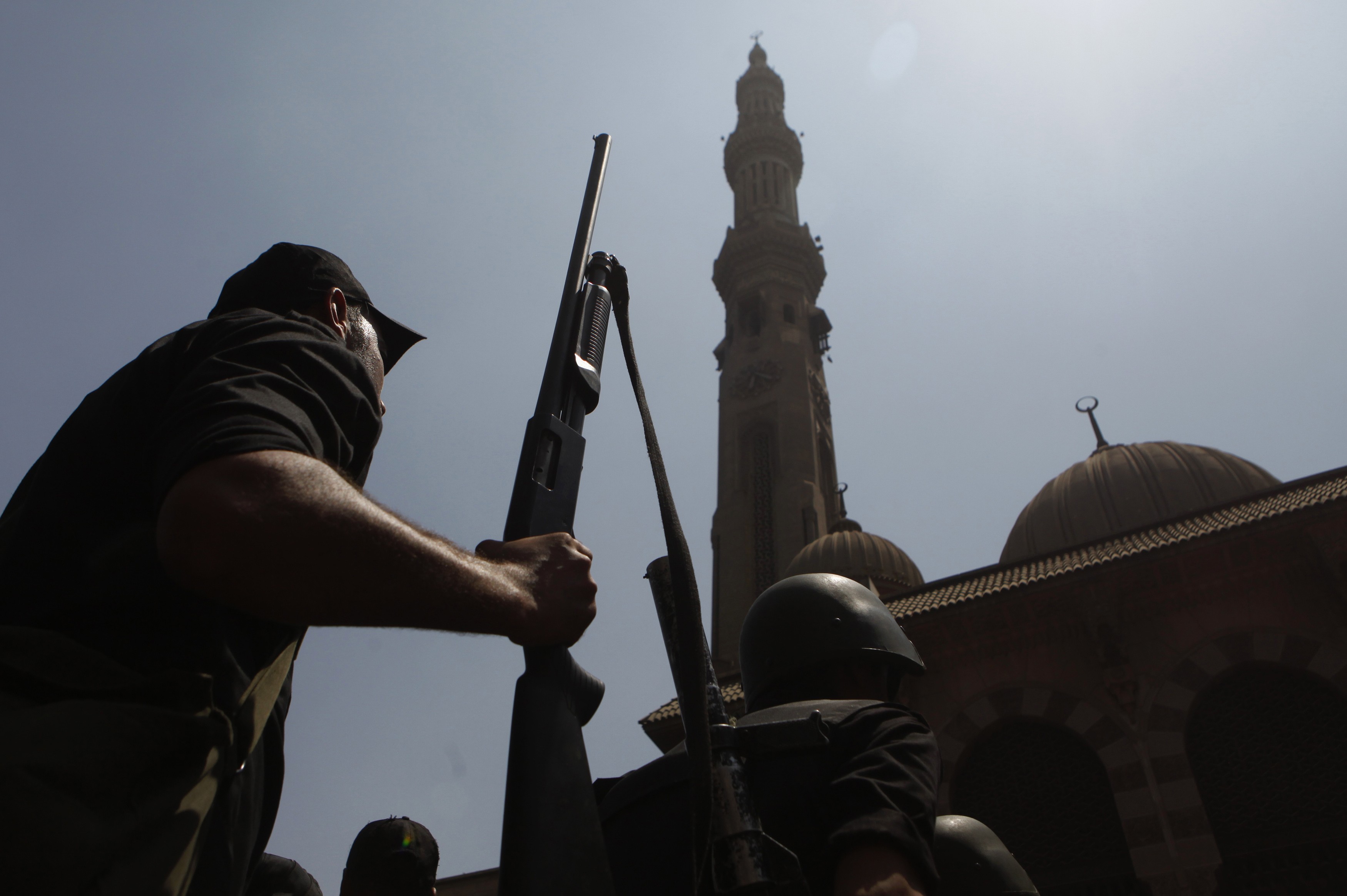 Πολιορκημένοι σε τέμενος οπαδοί του Μόρσι, ενώ ακούγονται πυροβολισμοί