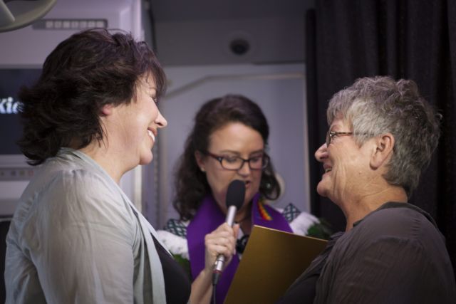 Τελέστηκαν οι πρώτοι γάμοι ομοφυλόφιλων στη Νέα Ζηλανδία